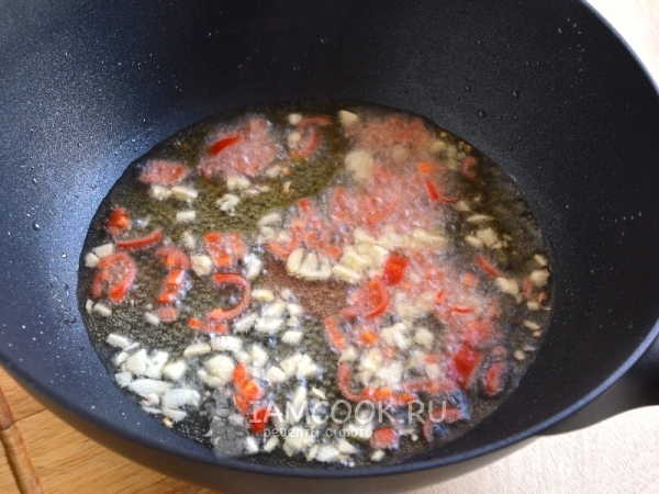 Обжарить перец и чеснок
