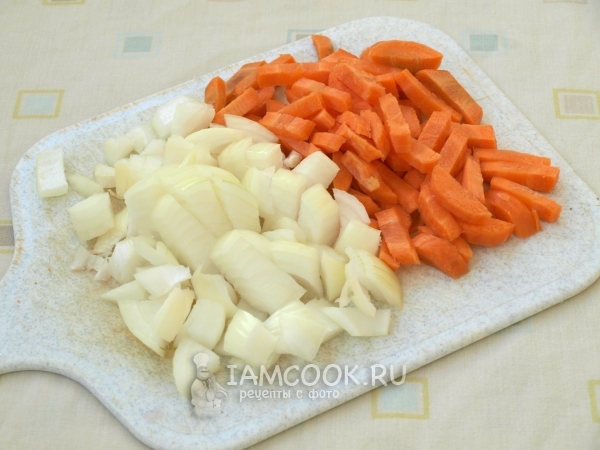 Порезать лук и морковь