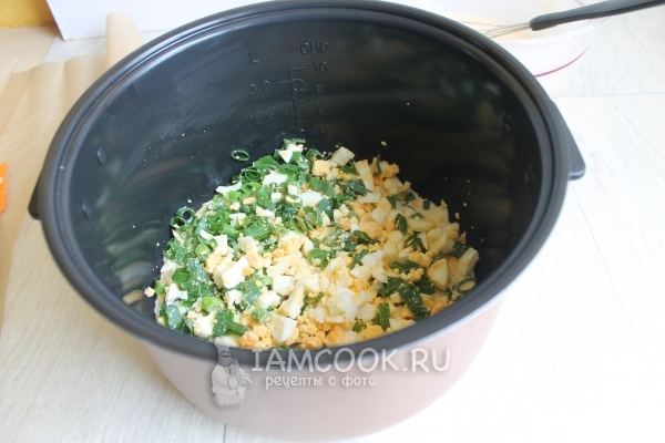 Выложить тесто и начинку