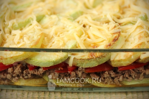 Уложить запеканку в форму слоями