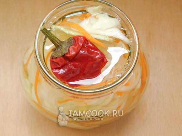 Влить воду и уксус