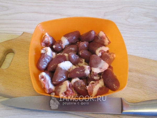 Помыть куриные сердечки