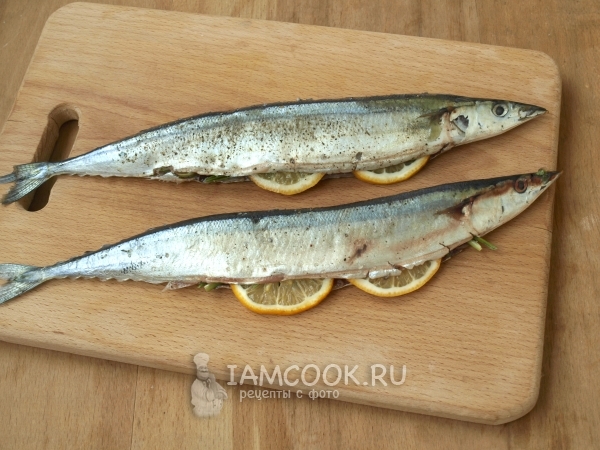 Сайра, нафаршированная лимоном и зеленью