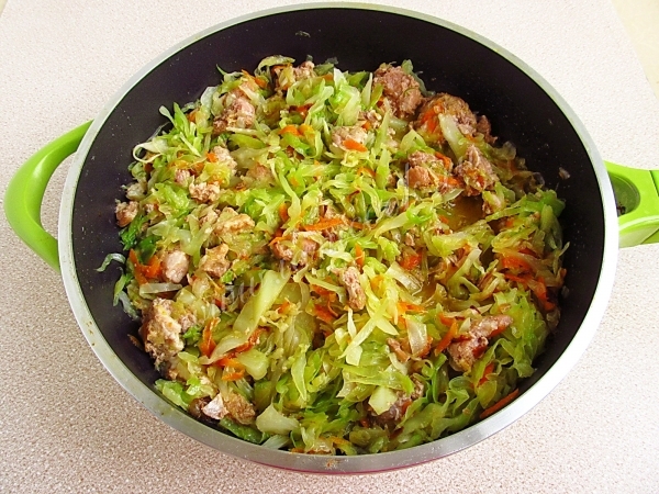 Капуста тушеная с тушенкой фото