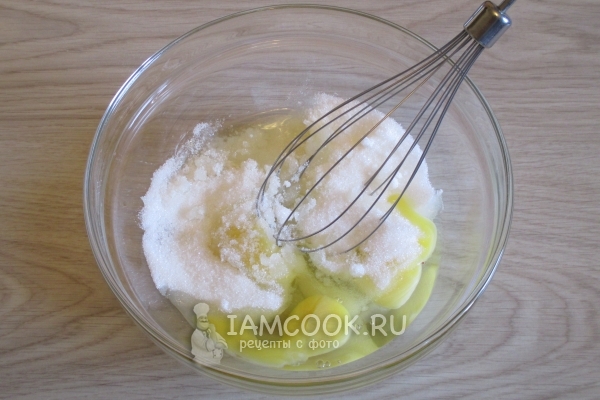 Смешать яйца с сахаром