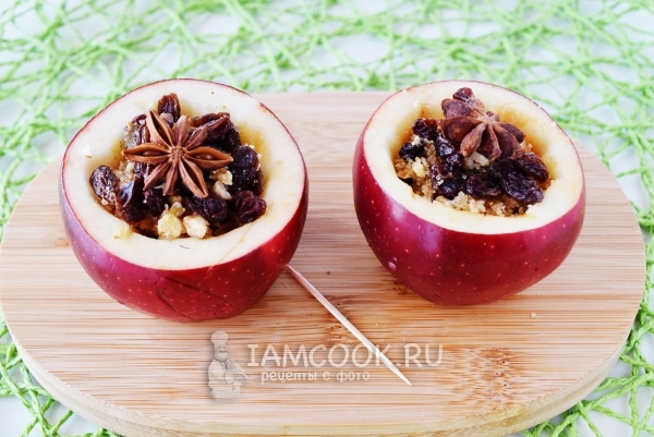 Выложить начинку в яблоко