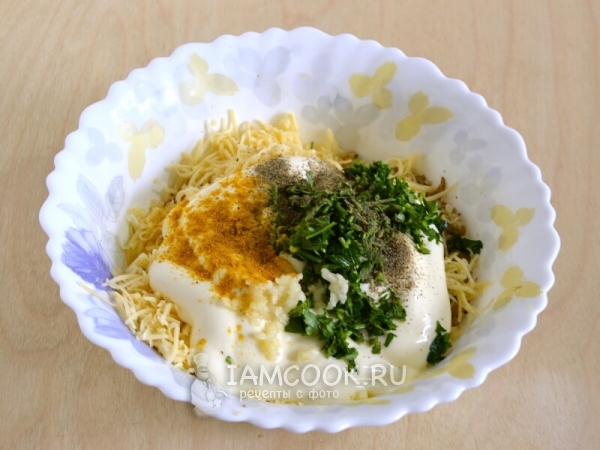 Добавили майонез, зелень и специи