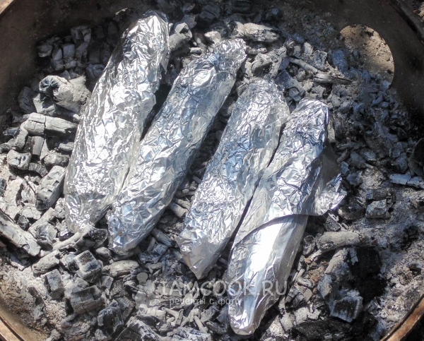 Пожарить кукурузу в фольге на углях