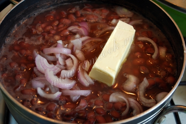 Добавить лук и сливочное масло для приготовления постного лобио