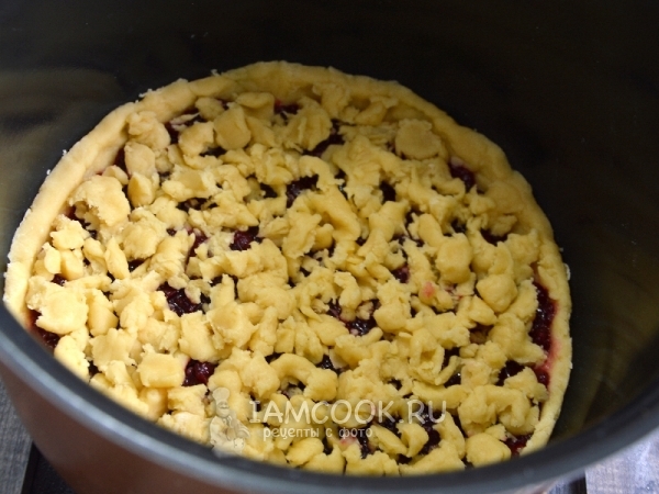 Натёрли тесто поверх варенья