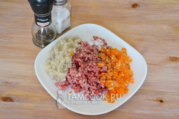 Посыпать солью и перцем