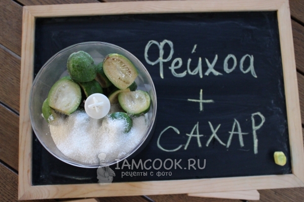 Положить в блендер фейхоа и сахар