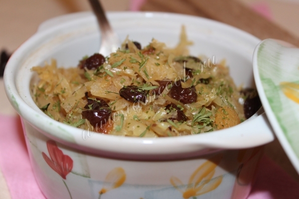 Капуста тушеная с яблоками