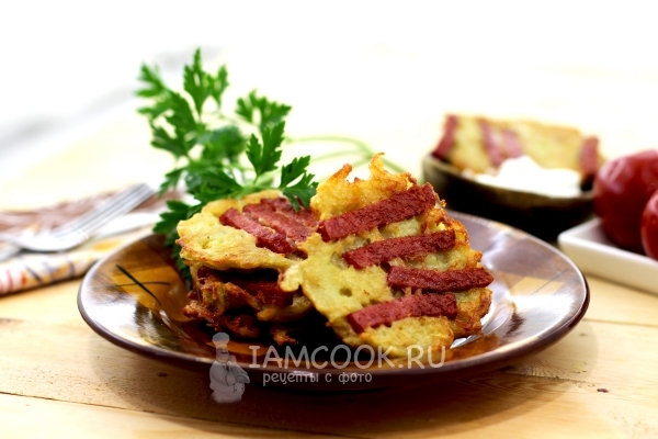 Фото картофельных драников с колбасой