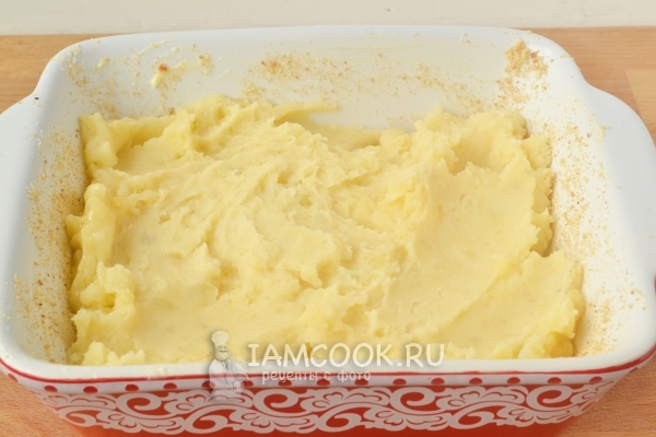 Выложить картофельное пюре