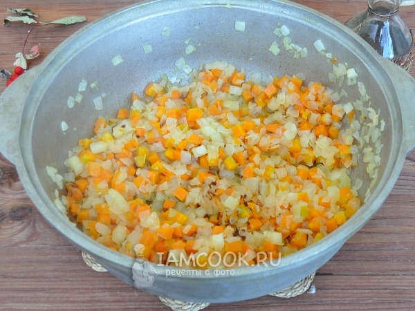 Обжарить лук с морковью