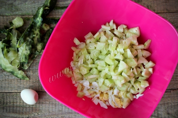 Добавить порезанный огурец