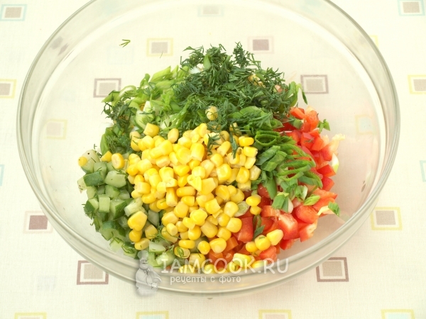 Добавить зелень и кукурузу