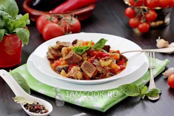 Фото говядины с тушенными помидорами, луком и болгарским перцем