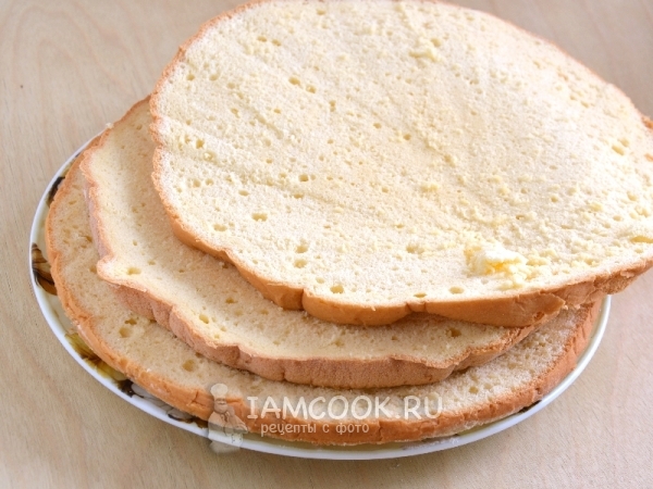 Разрезать бисквит на коржи