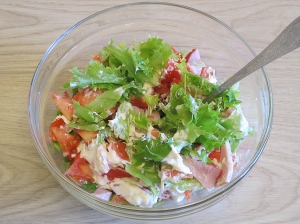 Смешать ингредиенты для салата