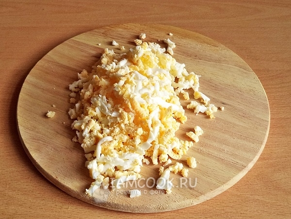 Натереть на терке яйца