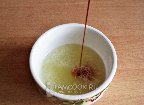 Влить соевый соус