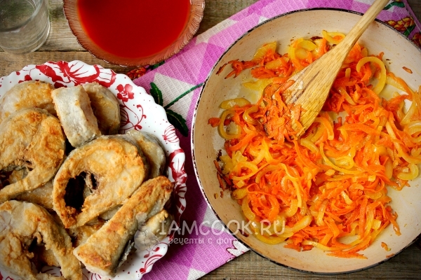 Обжарить рыбу и лук с морковью