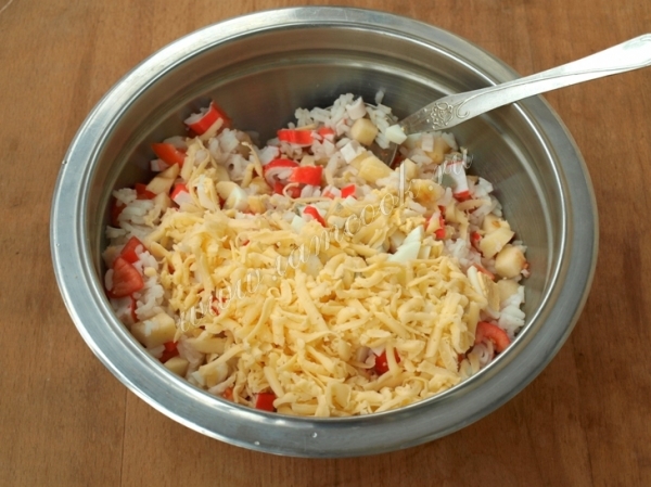 Добавить тертый сыр