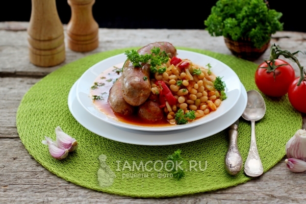 Фото колбасок с фасолью в томатном соусе