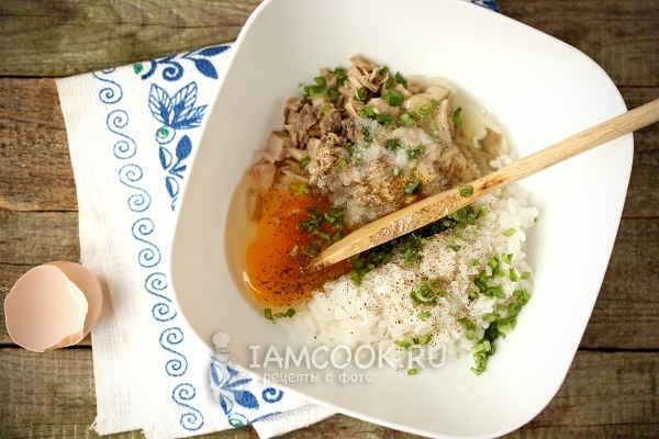 Добавить яйцо, зеленый лук, соль и перец