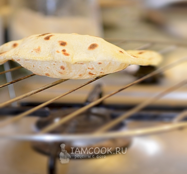 Хлеб чапати на решётке гриль