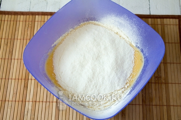 Всыпать муку