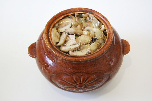 Запекаем картошку с грибами в горшочках