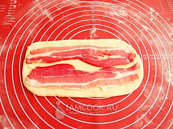 Положить на тесто бекон