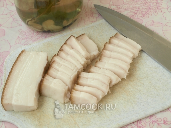 Порезать сало на ломтики