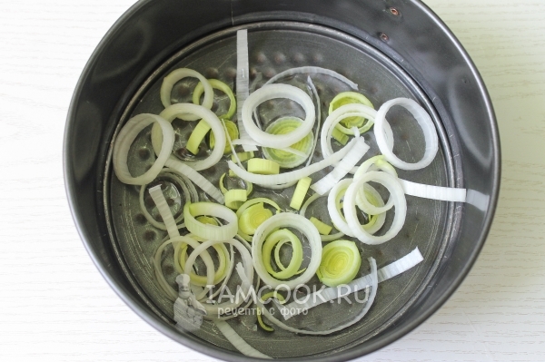 Положить лук в форму