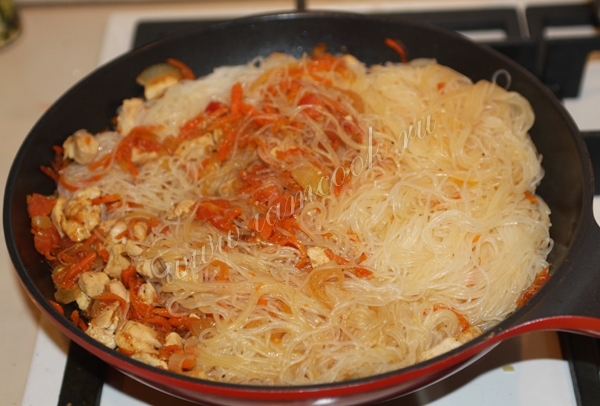 Фунчоза в с овощами в сковороде