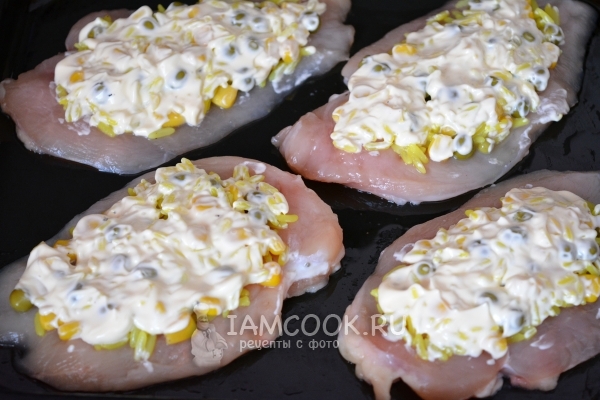 Промазать майонезом
