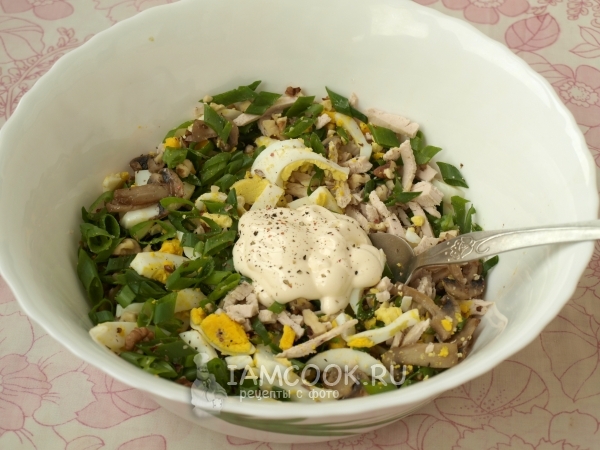 Добавить майонез, соль и перец