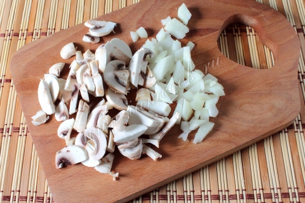 Лук и шампиньоны