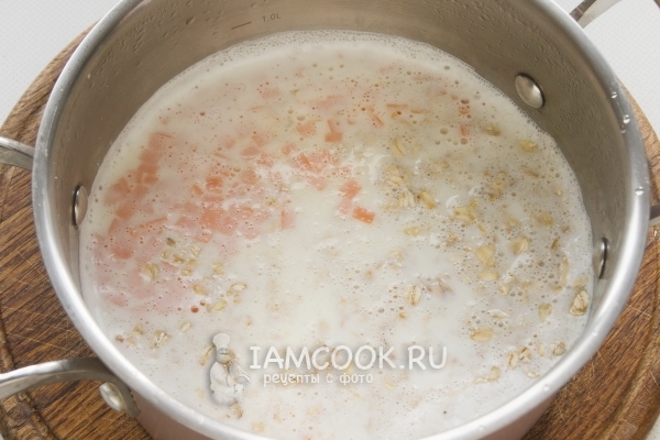 Положить в молоко тыкву, овсянку и масло