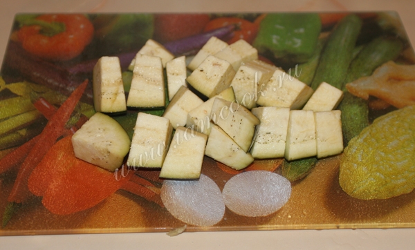 Крупно нарезанные баклажаны