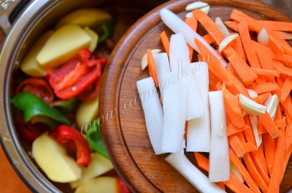 Добавить овощи к мясу