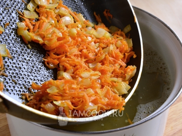 Положить зажарку в суп