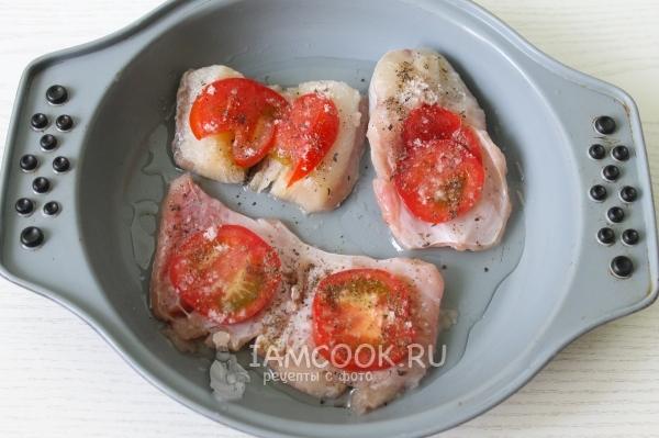 Положить кружочки помидора и посыпать специями