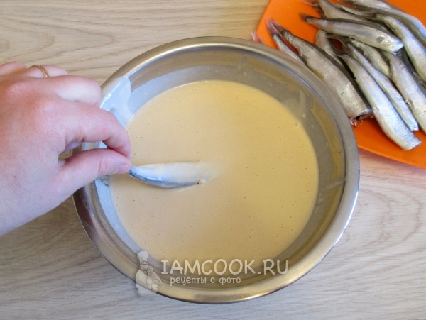 Обмакнуть рыбу в кляре