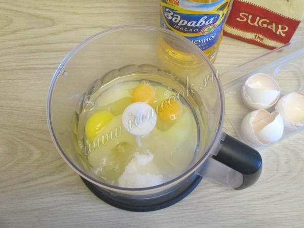 Яйца с сахаром и маслом