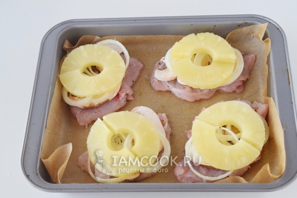 Уложить лук и кружочки ананаса