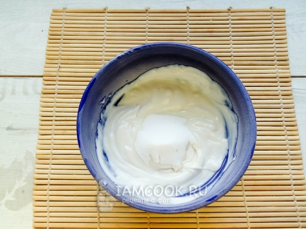 Взбить сливки с сахарной пудрой